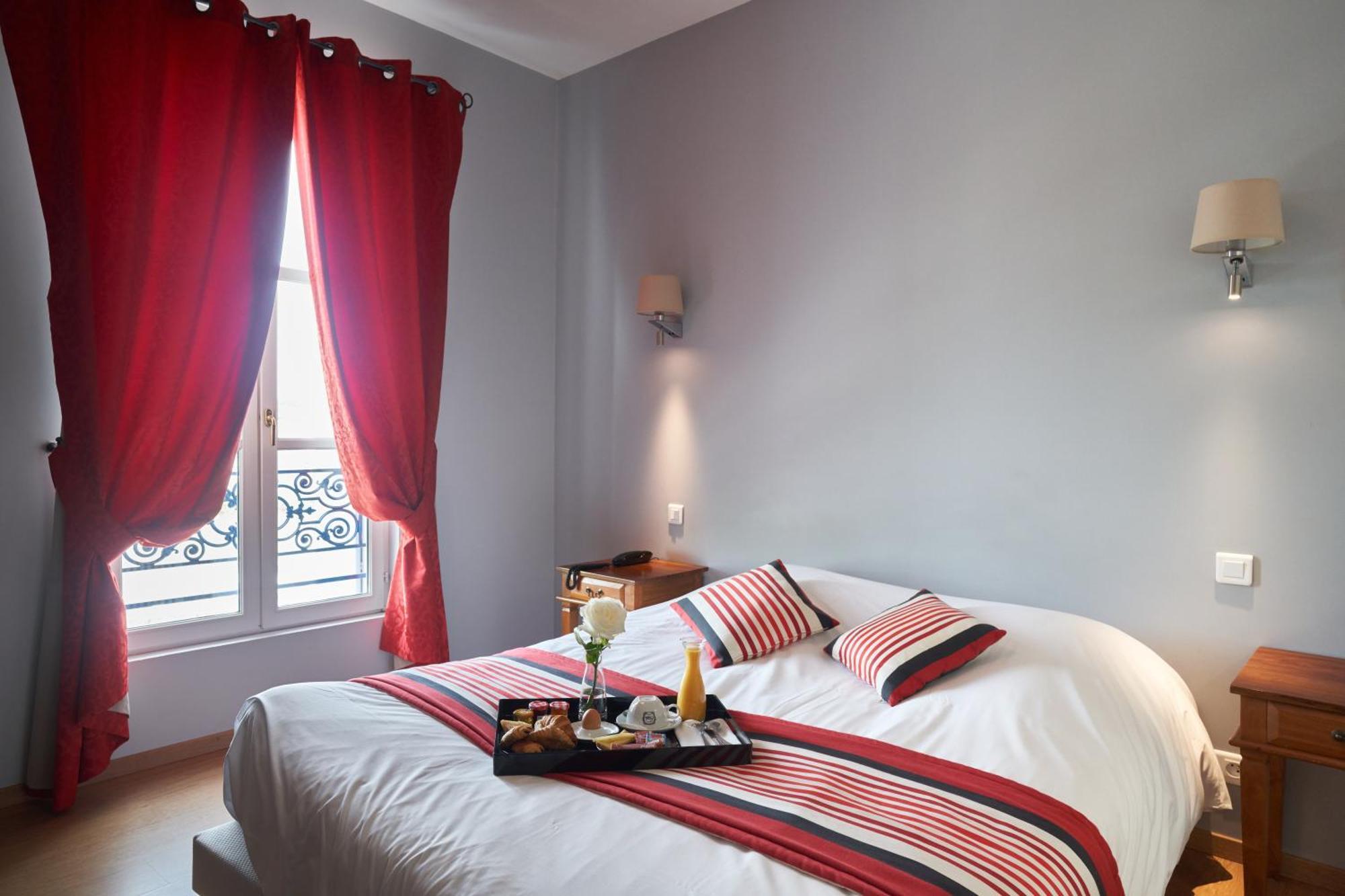 Logis Hotel De La Tour Libourne Bagian luar foto