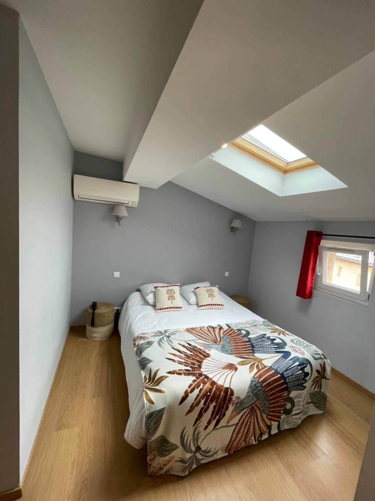 Logis Hotel De La Tour Libourne Bagian luar foto