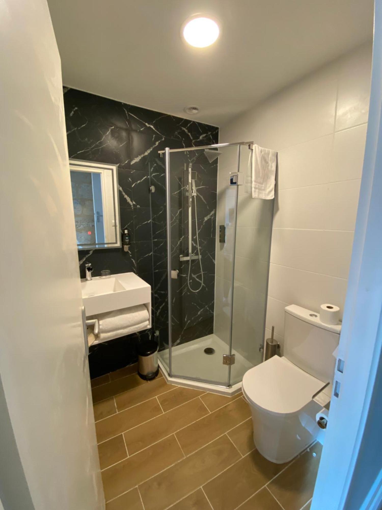 Logis Hotel De La Tour Libourne Bagian luar foto