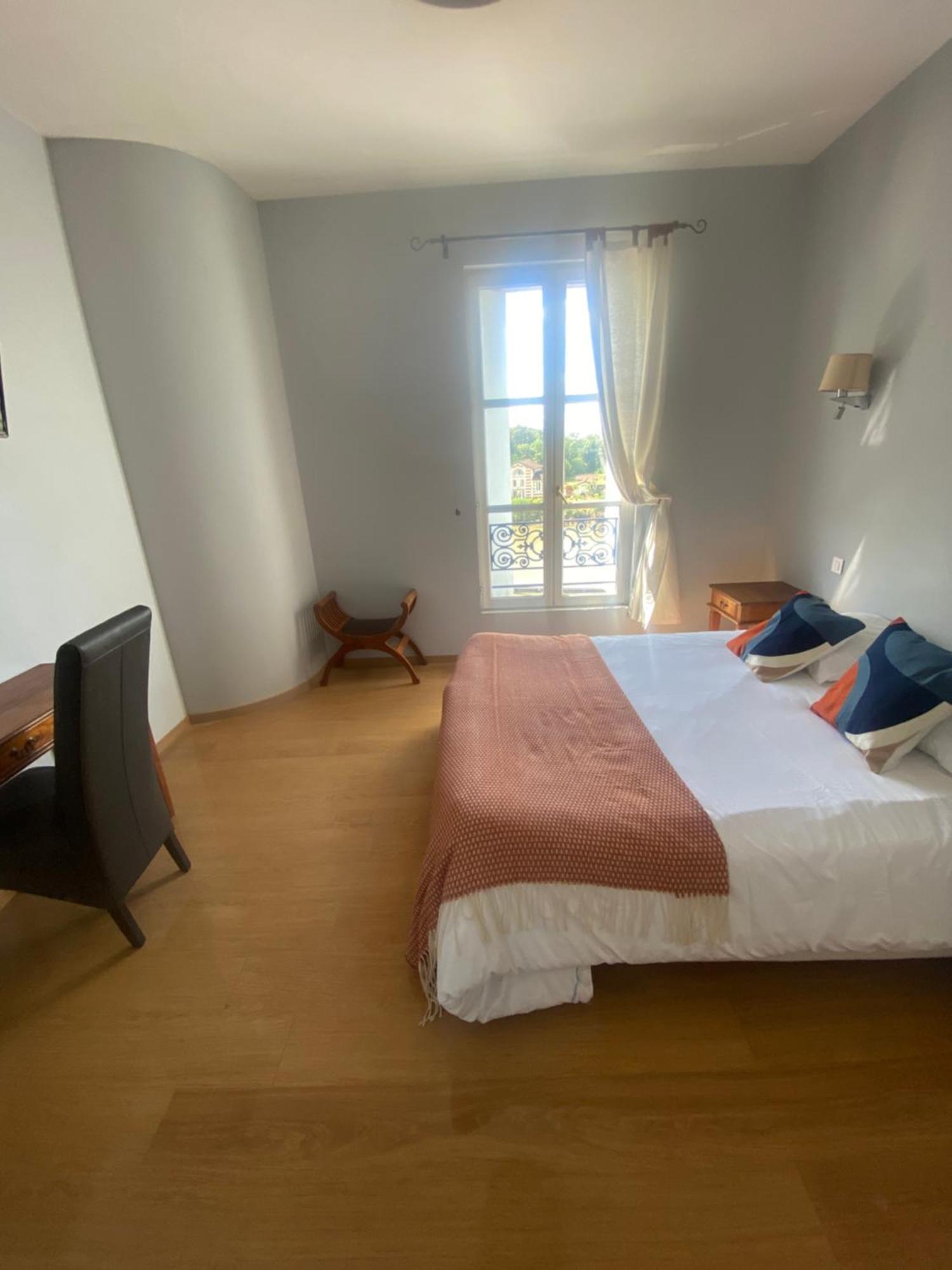 Logis Hotel De La Tour Libourne Bagian luar foto