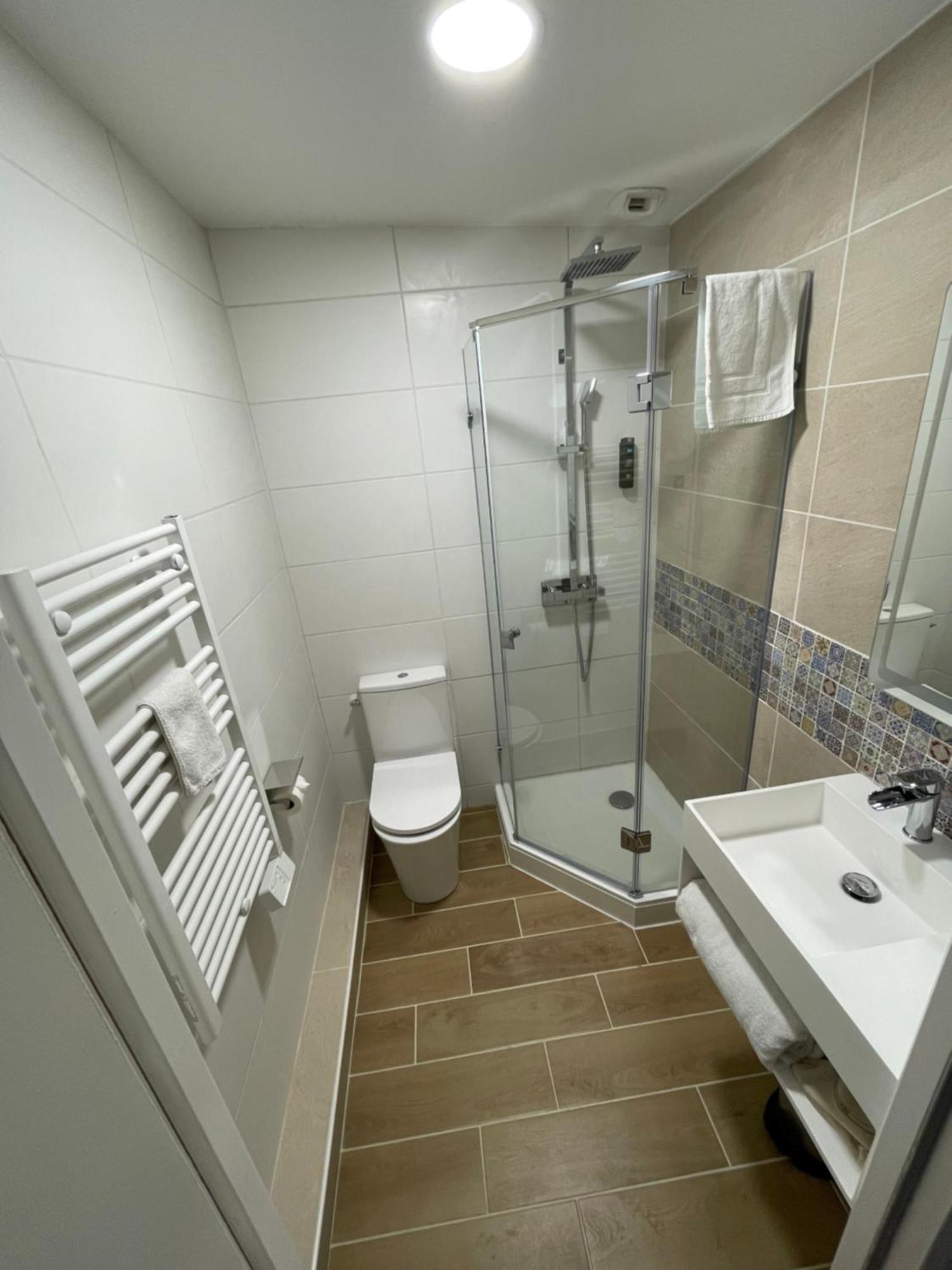 Logis Hotel De La Tour Libourne Bagian luar foto