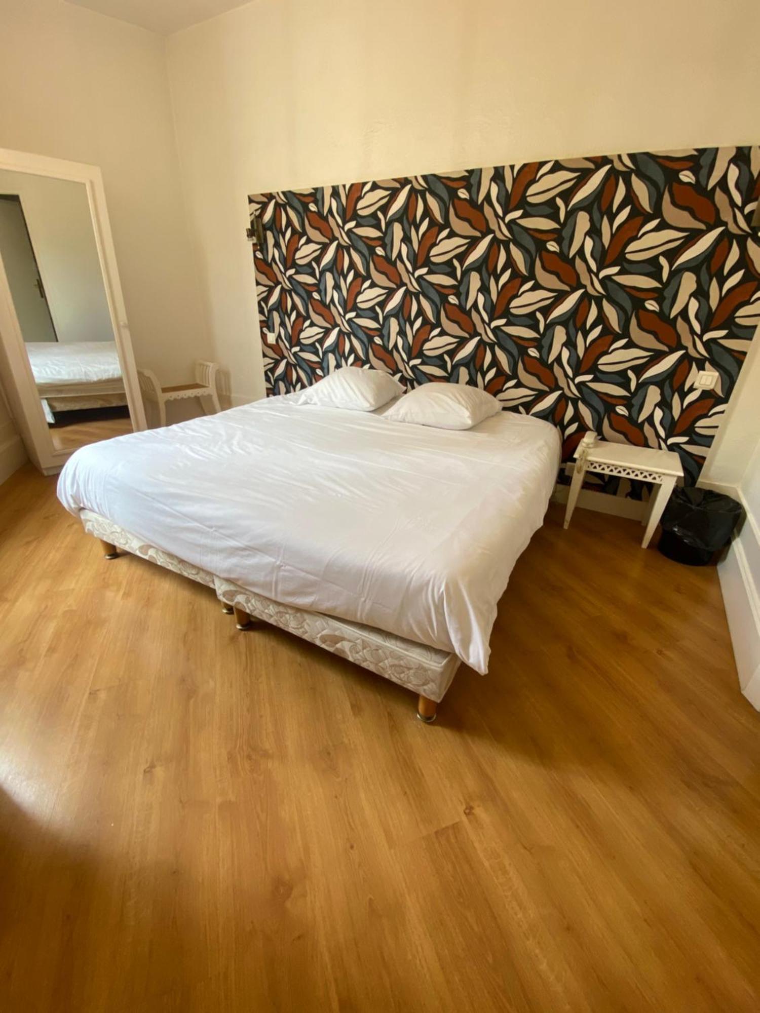 Logis Hotel De La Tour Libourne Bagian luar foto