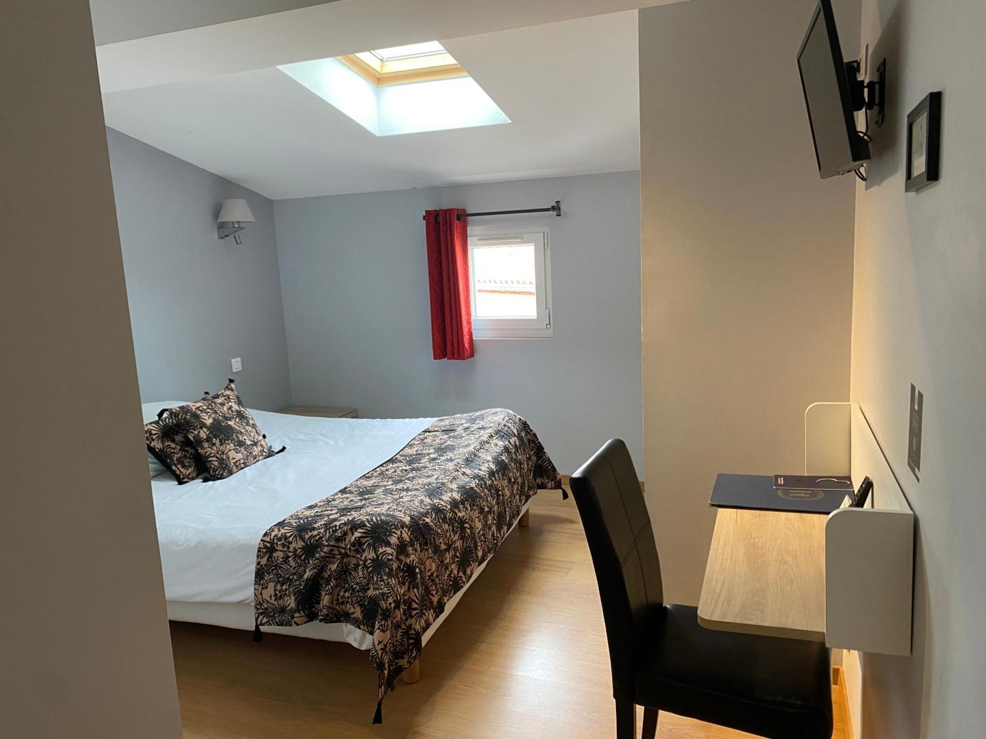 Logis Hotel De La Tour Libourne Bagian luar foto
